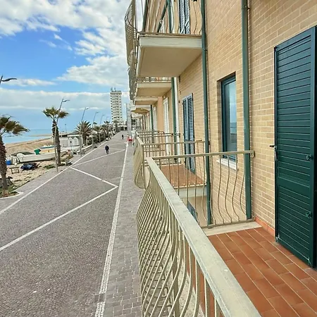 Apartament P056 - Porto Recanati, Comodo Trilocale Fronte Mare