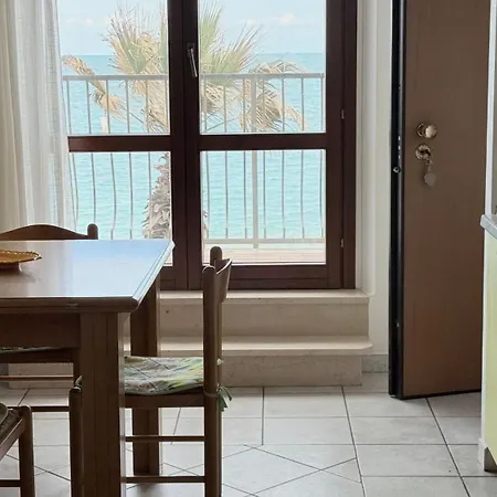 P056 - Porto Recanati, Comodo Trilocale Fronte Mare