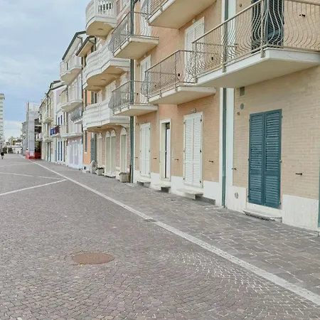 P056 - Porto Recanati, Comodo Trilocale Fronte Mare