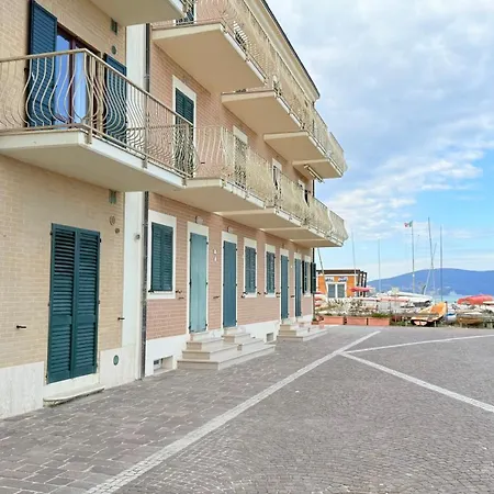 P056 - Porto Recanati, Comodo Trilocale Fronte Mare