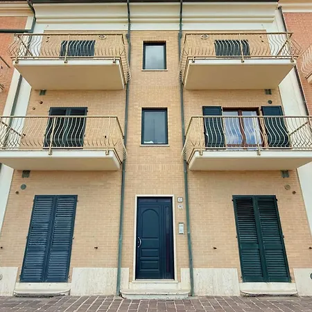 P056 - Porto Recanati, Comodo Trilocale Fronte Mare *